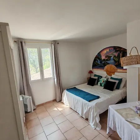 Etage Privatif Au Calme - 2 & Salle De Bains Bed & Breakfast Barret-de-Lioure
